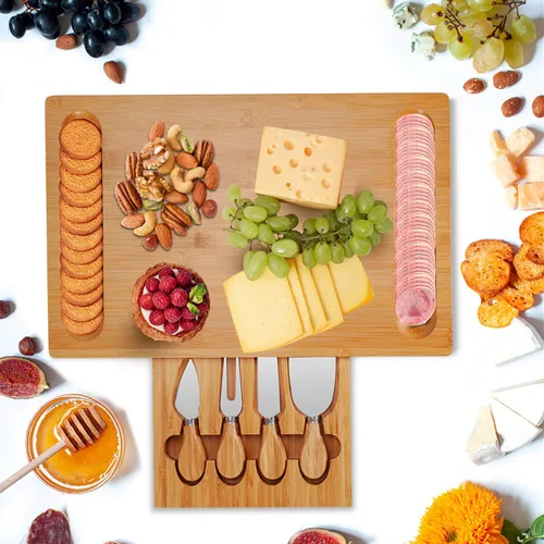 Vista 5 de Tabla de queso de bambú con juego de utensilios y 4 cuchillos de corte de acero inoxidable para galletas y bandeja para servir carne