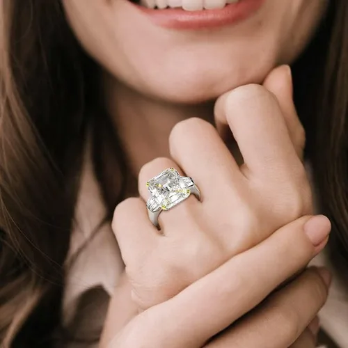 Vista 4 de AINUOSHI Anillo de corte esmeralda solitario baguette 3 piedras 9 quilates circonita cúbica CZ compromiso plata esterlina boda aniversario joyería
