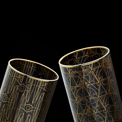 Vista 3 de JoyJolt Star Wars Glassware. Juego de 4 vasos altos 'Deco', vasos de Star Wars de 13.5 onzas. Vaso alto Highball con Darth Vader en una copa