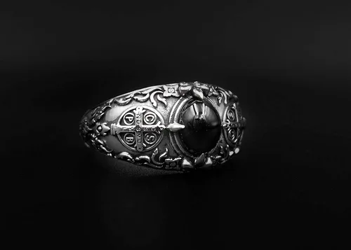 Vista 3 de Onyx - Anillo de exorcismo de San Benito para hombre, anillo de protección de demonio cruzado para mujeres y hombres, anillo de plata de ley 925