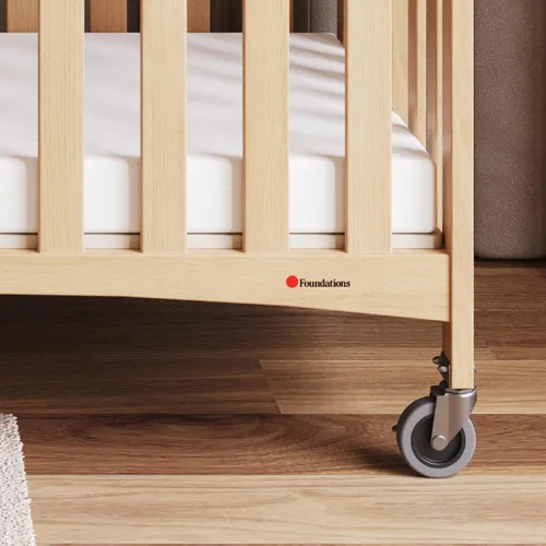 Vista 7 de Foundations Cuna plegable compacta de madera para cama de viaje, natural