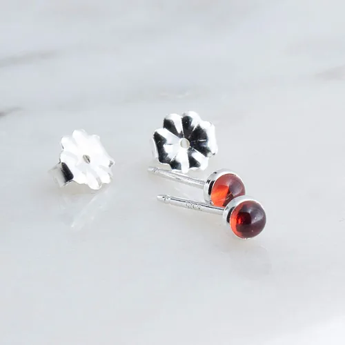 Vista 95 de Aretes pequeños de plata de ley para cartílago, tragus, hélix, múltiples piercings hipoalergénicos, piedra natal para mujer, juego de bisel