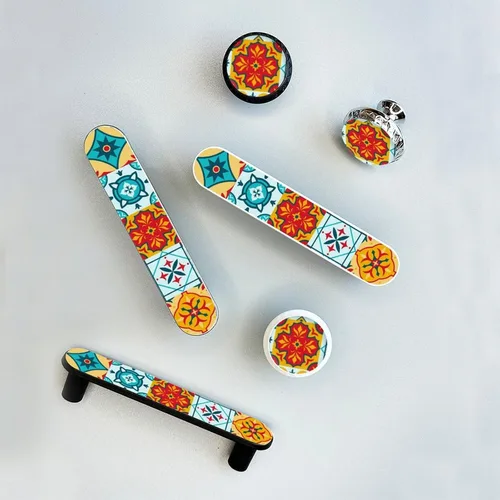 Vista 4 de Paquete de 4 tiradores tradicionales de estilo mexicano Talavera portugués Azulejo para gabinete, 3-3/4 pulgadas (3.780 in), manijas negras
