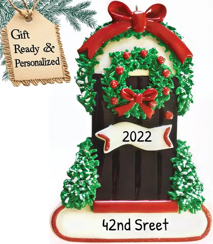 Vista 6 de Adorno personalizado de nuestro nuevo hogar 2025 Nombre y año personalizados Decoración de recuerdo de puerta marrón para propietario de casa