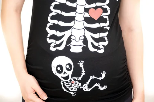 Vista 5 de Camisetas de maternidad de Halloween con diseño de esqueleto para pareja, con rayos X, para bebé, para embarazo, hamburguesa, comida diverti Versión