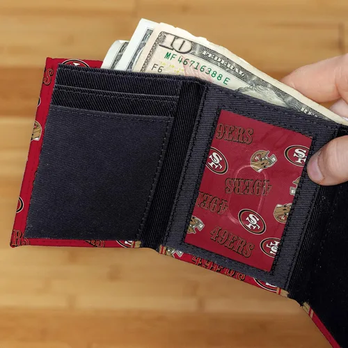 Vista 2 de Rico Industries Billetera triple de lona de la NFL - Gran accesorio