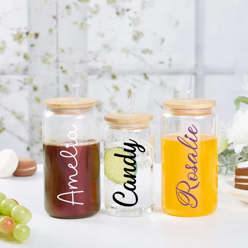 Vista 4 de Mostop Tazas de café helado personalizadas con tapas y pajitas, vidrio colorido, nombre personalizado y vaso de flor de nacimiento para ella, amiga