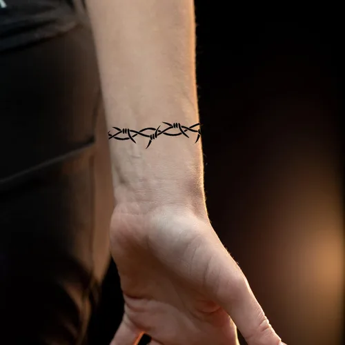 Vista 5 de Tatuajes de alambre de púas, 6 hojas grandes de tótem de alambre de púas, tatuajes falsos para hombres y mujeres, realistas, impermeables