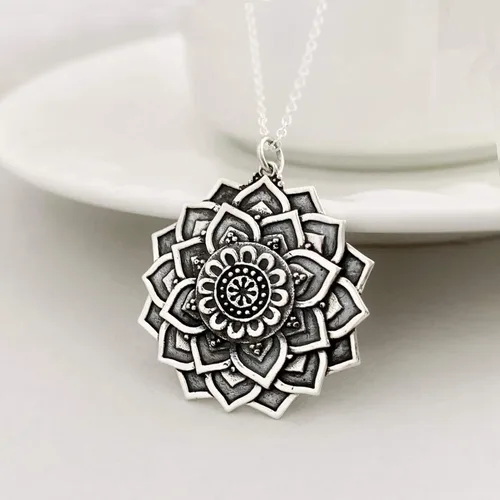 Vista 2 de A Charmed Impression Collar grande de plata de ley con mandala de loto - Regalo espiritual de yoga
