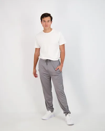 Vista 4 de Real Essentials Paquete de 3 pantalones deportivos de malla Tech para hombre con bolsillos (disponibles en tallas grandes y altas)