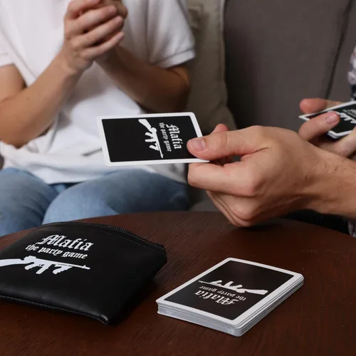 Vista 3 de Apostrophe Games Mafia El Juego de Fiesta – Juego de Mentiras, Engaños y Bluff – 38 Tarjetas de Rol, Juego de Cartas para Adultos y Adolescentes