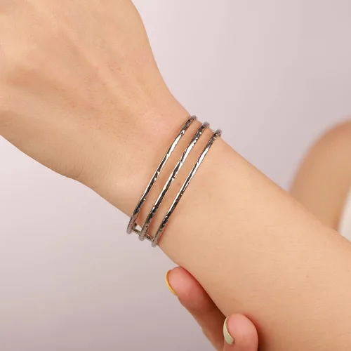 Vista 3 de Kercisbeauty Pulsera de acero inoxidable martillada vintage para mujer, pulsera con textura ajustable, joyería apilable