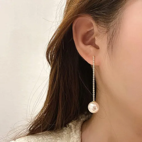 Vista 5 de Aretes largos de perlas para mujer, chapados en oro de 14 quilates, hipoalergénicos, elegantes aretes de borla de perlas doradas
