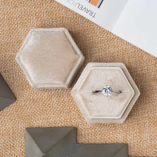 Vista 5 de Equal - Caja hexagonal de terciopelo para compromiso, propuesta de boda, caja de regalo de joyería, caja de embalaje de joyería (beige)