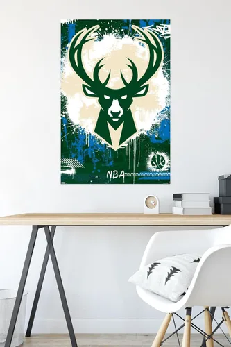 Vista 4 de NBA Milwaukee Bucks - Póster de pared con logotipo Maximalist 23, 34 pulgadas de largo x 22.4 pulgadas de ancho, versión sin marco