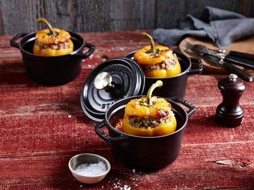 Vista 2 de STAUB - Olla de hierro fundido para horno holandés de 0.5 cuartos, redonda, hecha en Francia, para 1 persona, color negro mate