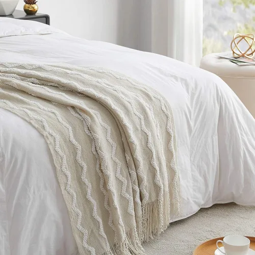 Vista 3 de BOURINA Manta de Chenille Esponjosa de Punto con Flecos, Ligera, Suave y Acogedora para Cama, Sofá, Silla, Mantas de Tiro Beige 60" x 80" Manta