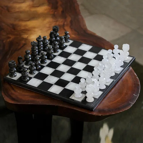 Vista 3 de NOVICA Juego de ajedrez de piedra tallada a mano de ónix blanco y mármol negro 'Classic