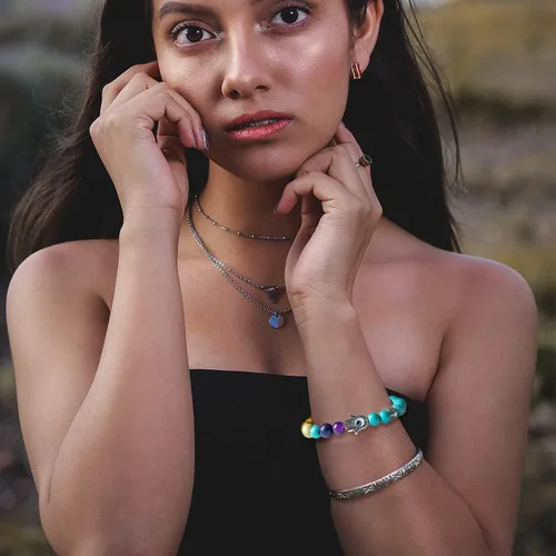 Vista 5 de BOMAIL Juego de 2 a 9 pulseras de mal de ojo Hamsa con piedras preciosas de lava de 7 chakras, pulseras de piedras de lava con dije de Hamsa de ojo