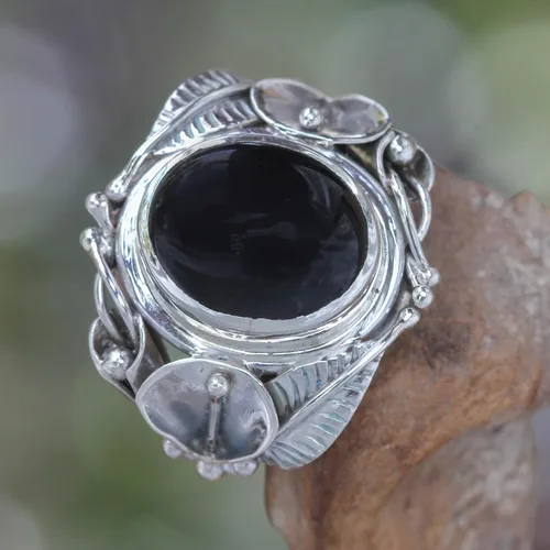 Vista 4 de NOVICA Anillo artesanal hecho a mano con flor de ónice para mujer, diseño floral de plata de ley 925, color negro, piedra natal de Indonesia 'Nido