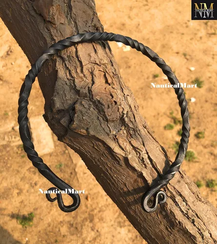Vista 3 de NauticalMart Collar medieval de hierro tradicional celta torque torque, torque forjado a mano, torc nórdico medieval, cuello auténtico y anillo