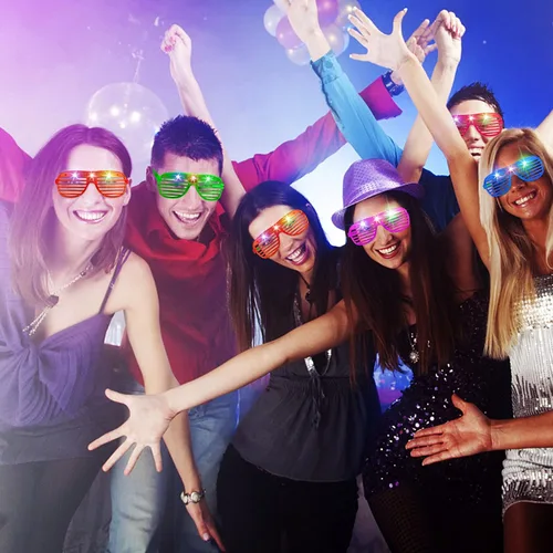 Vista 2 de Paquete de 60 lentes LED de 5 colores iluminados, suministros de fiesta que brillan en la oscuridad, persianas de obturador, lentes de sol de neón