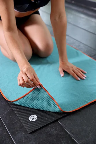 Vista 3 de Eunzel Paquete de 2 toallas de yoga caliente con punto de agarre, toalla de tapete de yoga antideslizante absorbente de sudor para yoga caliente