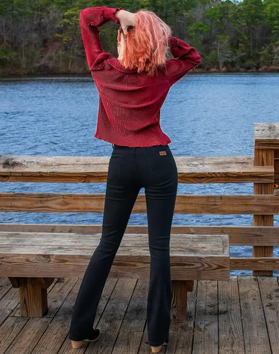 Vista 4 de roswear Pantalones de mezclilla elásticos de moda para mujer, tiro medio, corte de bota, con curvas