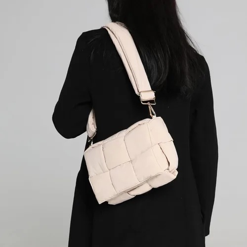 Vista 3 de NAARIIAN Bolso de hombro acolchado de nailon tejido bolso cruzado de diseñador engaña a las mujeres bolso de plumón