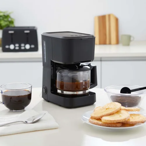 Vista 7 de Amazon Basics Cafetera de goteo de 5 tazas, cafetera con jarra de café de vidrio (0.8 Qt), apagado automático, pausa automática, cesta de filtro