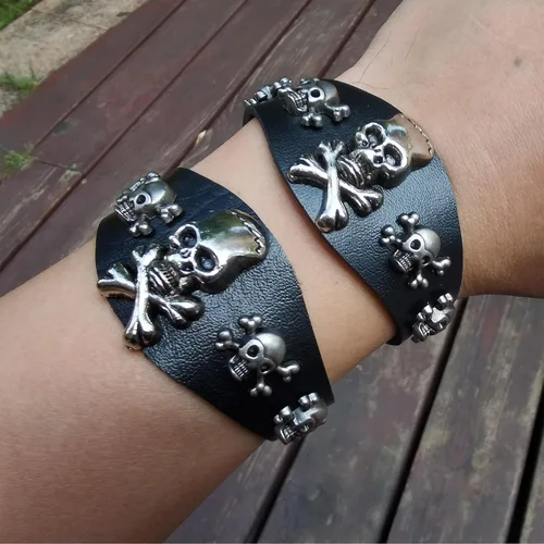 Vista 3 de Pulsera de calavera punk, brazalete de esqueleto de piel sintética para fiestas de Halloween, color negro