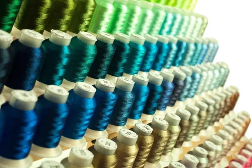 Vista 4 de Embroidex, kit de 260 bobinas de hilo para máquina.