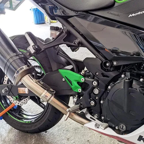 Vista 4 de Juego de reposapiés delantero para motociclista, protector de placas de talón (para vehículo Kawasaki) Ninja ZX-4R ZX-4RR ZX-25R (negro)