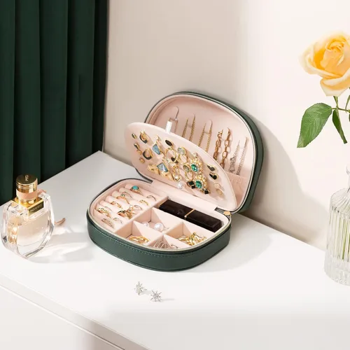 Vista 7 de ProCase Joyero de tamaño de viaje, pequeño estuche de joyería portátil en forma de concha, mini organizador de joyas de 2 capas en piel sintética