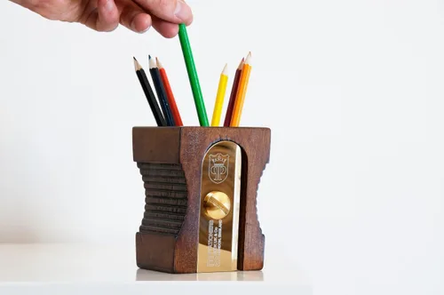 Vista 2 de Suck UK Soporte para bolígrafo para escritorio, organizador estacionario, maceta de madera, sacapuntas novedoso, ordenado de escritorio, accesorios