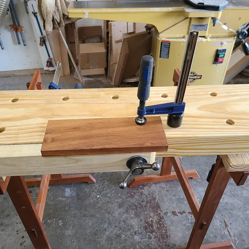 Vista 6 de Taytools 388091 Abrazadera vertical de ajuste rápido para superficie de banco de trabajo, sostenimiento, se adapta a agujeros de perro de 3/4