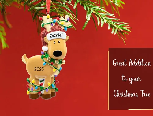Vista 5 de Adorno de Navidad personalizado de reno 2026 – Personalización gratuita Figura de ciervo con sombrero de Papá Noel enredado en luces para árbol