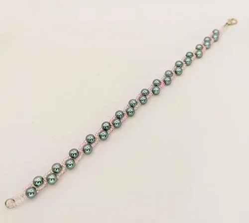 Vista 2 de Elegante brazalete para dama hecho a mano de perlas fantasia y cuentas de vidrio de 8" de largo, ideal para regalo, se envía empaque según muestra.
