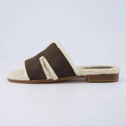 Vista 2 de CUSHIONAIRE Sandalia Voyage Fur Faux Shearling para mujer + espuma viscoelástica, anchos disponibles