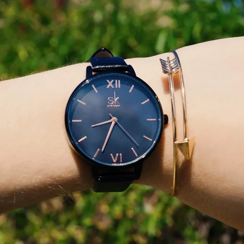 Vista 3 de SHENGKE - Reloj de pulsera para mujer con correa de piel, Decent, Casual, Geneva, a prueba de agua, para mujeres creativas