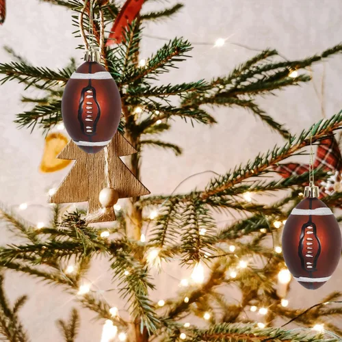 Vista 7 de Toyvian 6 adornos de fútbol de Navidad, decoraciones de bolas de árbol de Navidad para deportes de fútbol, decoraciones de fiesta de Navidad
