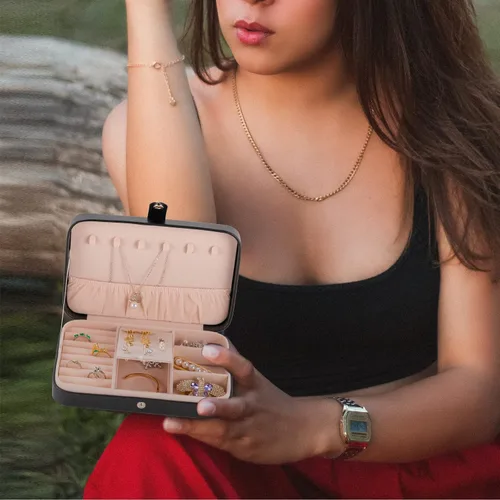 Vista 4 de Smileshe Joyero para mujeres y niñas, estuche organizador de viaje pequeño de piel sintética, cajas de almacenamiento portátil para anillos, aretes