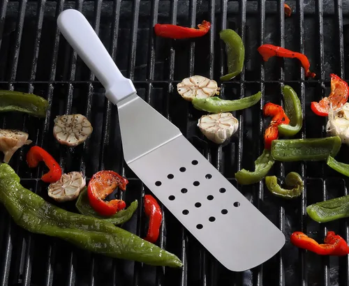 Vista 4 de New Star Foodservice 36176 Espátula y volteador de parrilla con mango de plástico flexible, 36,8 cm, perforado, blanco