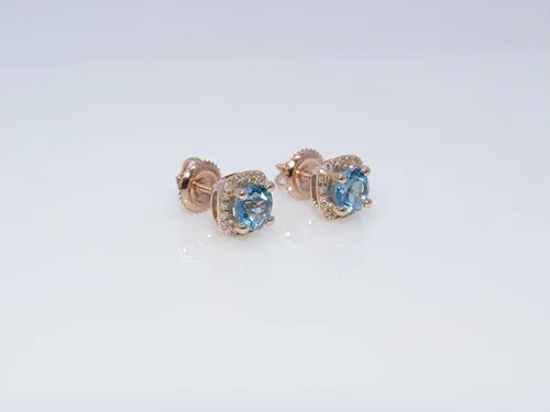 Vista 4 de Dazzlingrock Collection Aretes de tuerca redondos de 0.197 in con halo de diamante blanco para mujer, en oro rosa de 10 quilates
