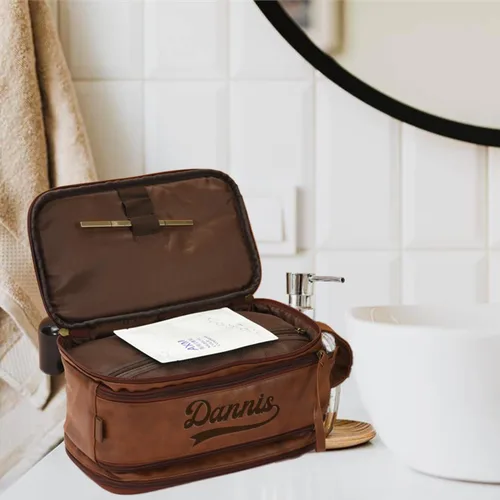 Vista 6 de Bolsa de aseo personalizada para hombre, kit dopp de gran capacidad con iniciales de nombre personalizado de cuero PU, regalo para padrinos, bolsa