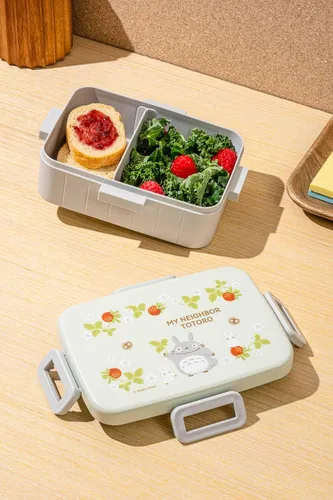 Vista 2 de Skater My Neighbor Totoro Bento - Lonchera (22 onzas), bonita lonchera con tapa de bloqueo segura de 4 puntos, diseño japonés auténtico, duradera