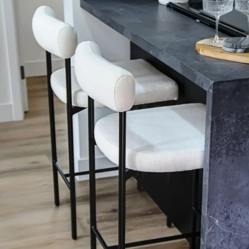 Vista 8 de Nathan James Dahlia - Silla de altura para encimera, taburete de bar moderno tapizado en bouclé con respaldo, patas de metal de mediados de siglo