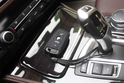 Vista 4 de carcasa de silicona para el llavero inteligente con mando a distancia para BMW, estilo trapecio con correa para muñeca - 3 botones, Negro