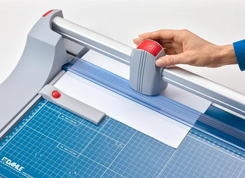 Vista 2 de Dahle 440 Recortador rotativo premium, longitud de corte de 14 pulgadas, capacidad de 30 hojas, afilado automático, abrazadera automática, cortador