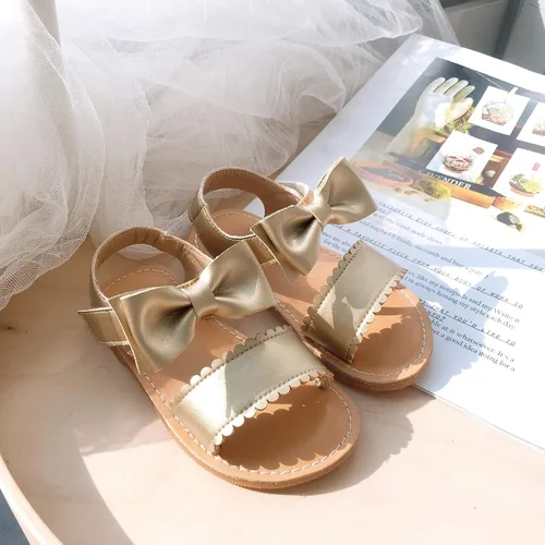 Vista 2 de Felix & Flora Sandalias para niña pequeña - Zapatos de vestir para niña de flores, puntera abierta, zapatos planos de verano para niños pequeños